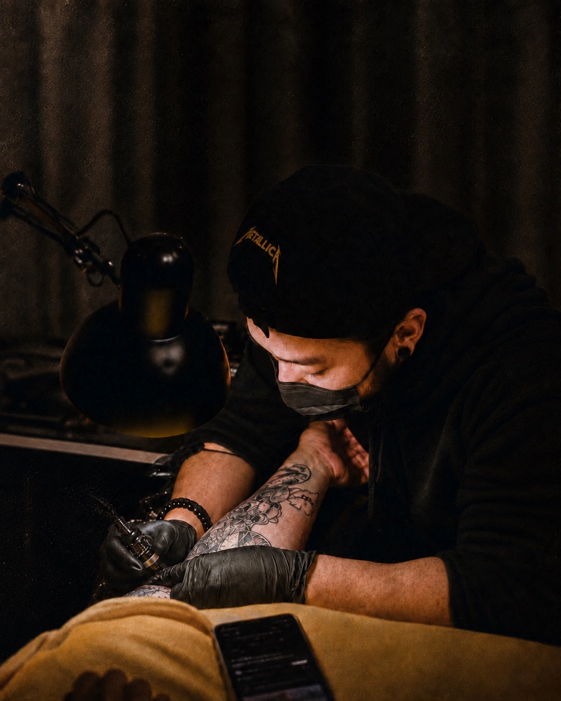 Ivan, Infierno, trabajando en un tatuaje en Hell Studio